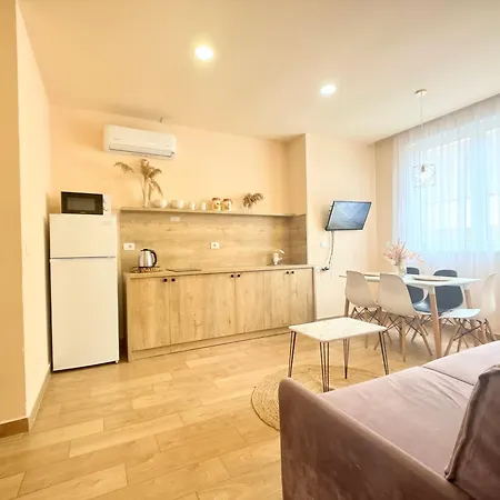 Elegant - Beachside Riviera New 아파트 *