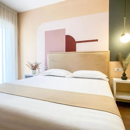 Colorful By The Sea - 1 Min From The